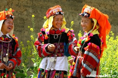Trang phục biểu diễn dân tộc Mông